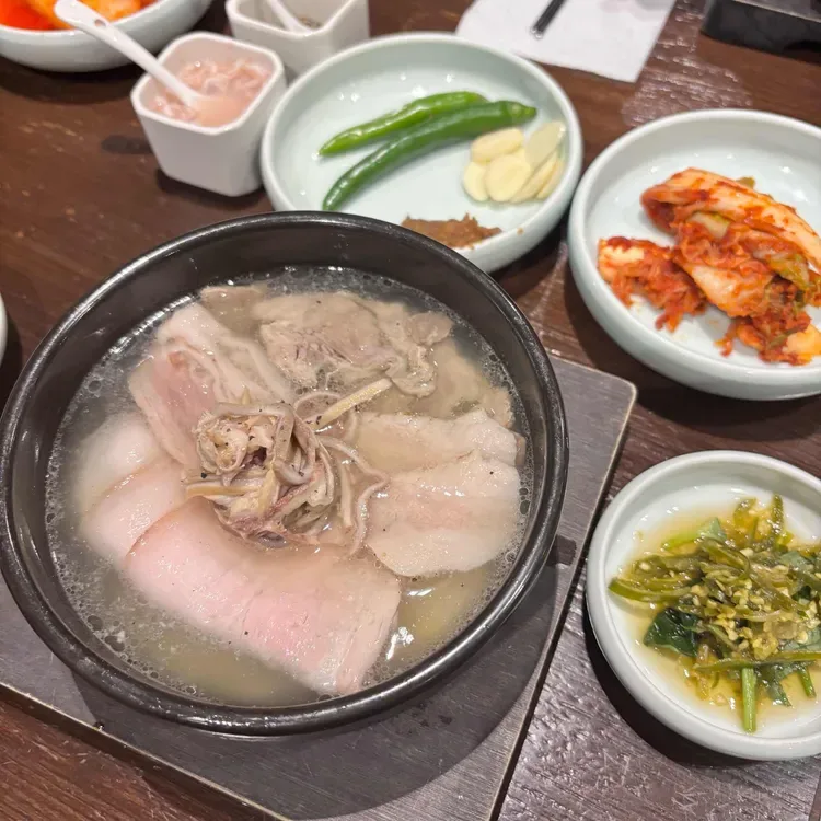 澄んだスープの豚肉とキムチ