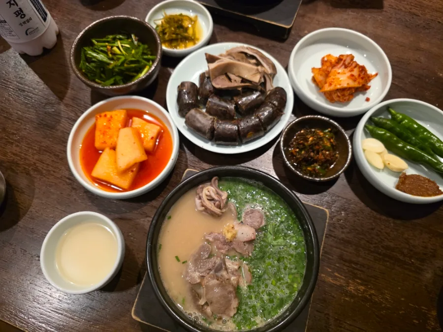 オム・ヨンベク テジクッパ 鐘閣店 — クッパとスンデが並ぶ食卓