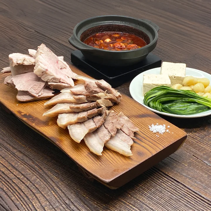 ゆで豚とイワシの煮物（中）