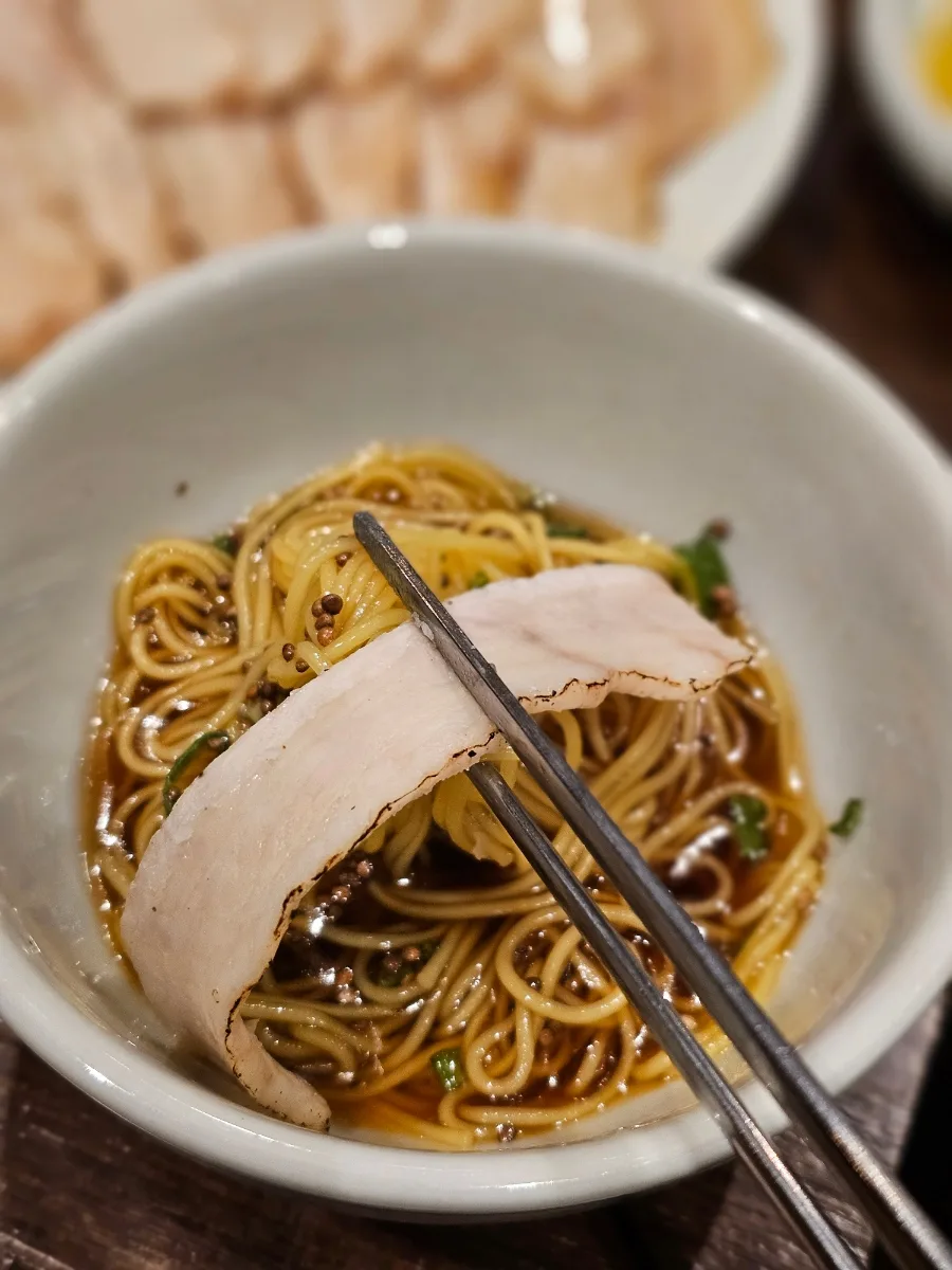 ゆで豚をのせた醤油味の麺