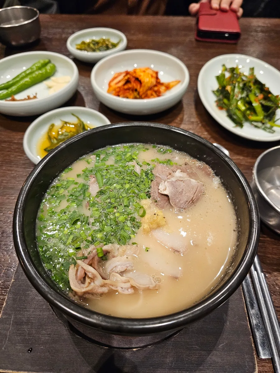 ネギをたっぷりのせた白濁スープのクッパ