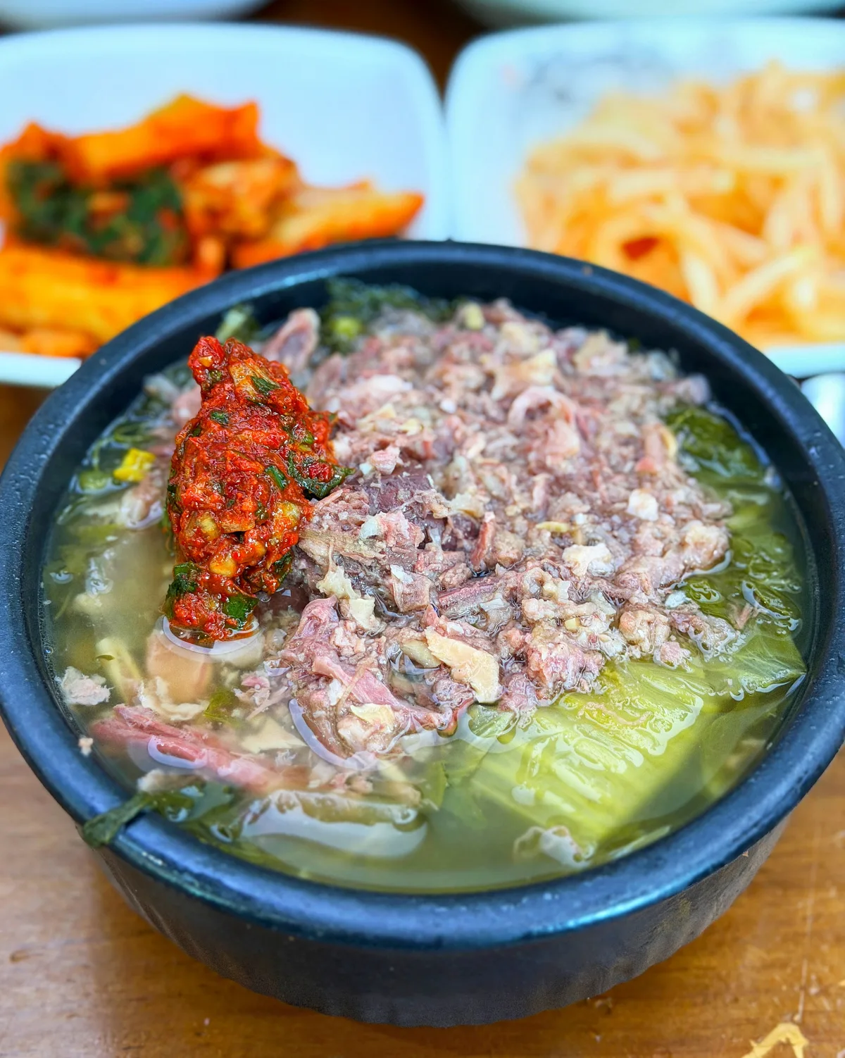 牛肉と青菜がのる澄んだスープ