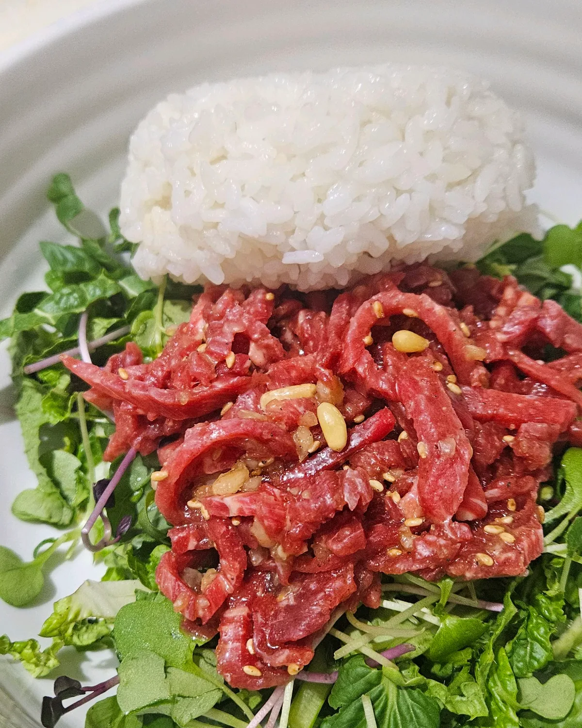 オモニテソンチッ — ユッケと青菜を添えたご飯
