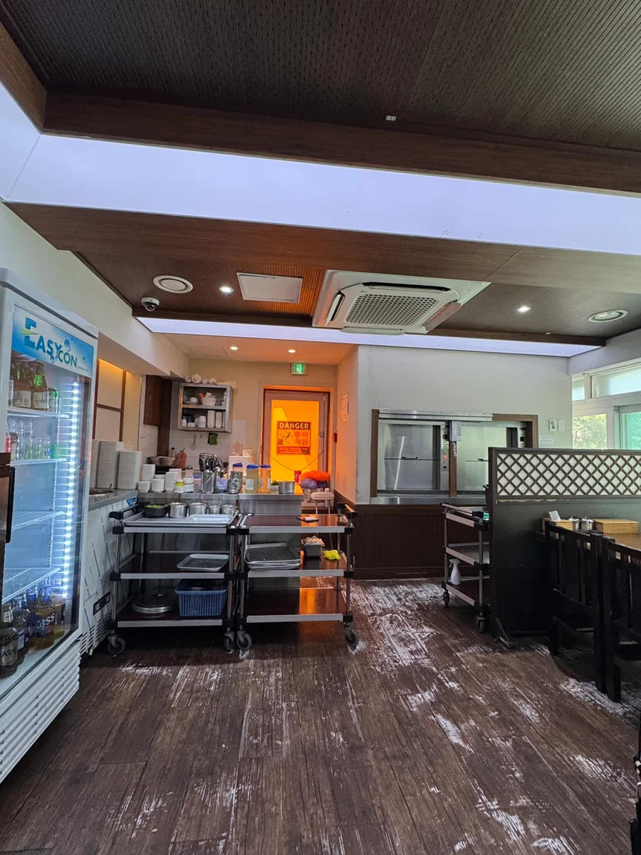 配膳ワゴンが並ぶ店内