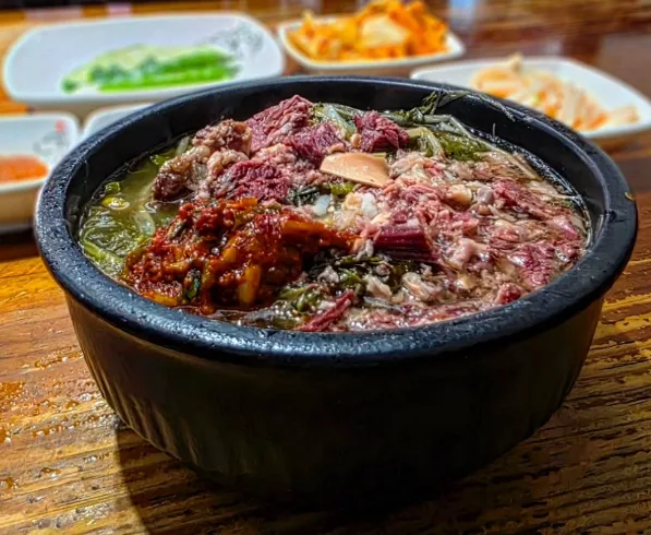 オモニテソンチッ — 牛肉と青菜入りの熱いスープ