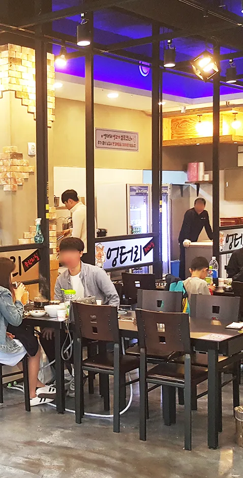 客がテーブルを囲む店内