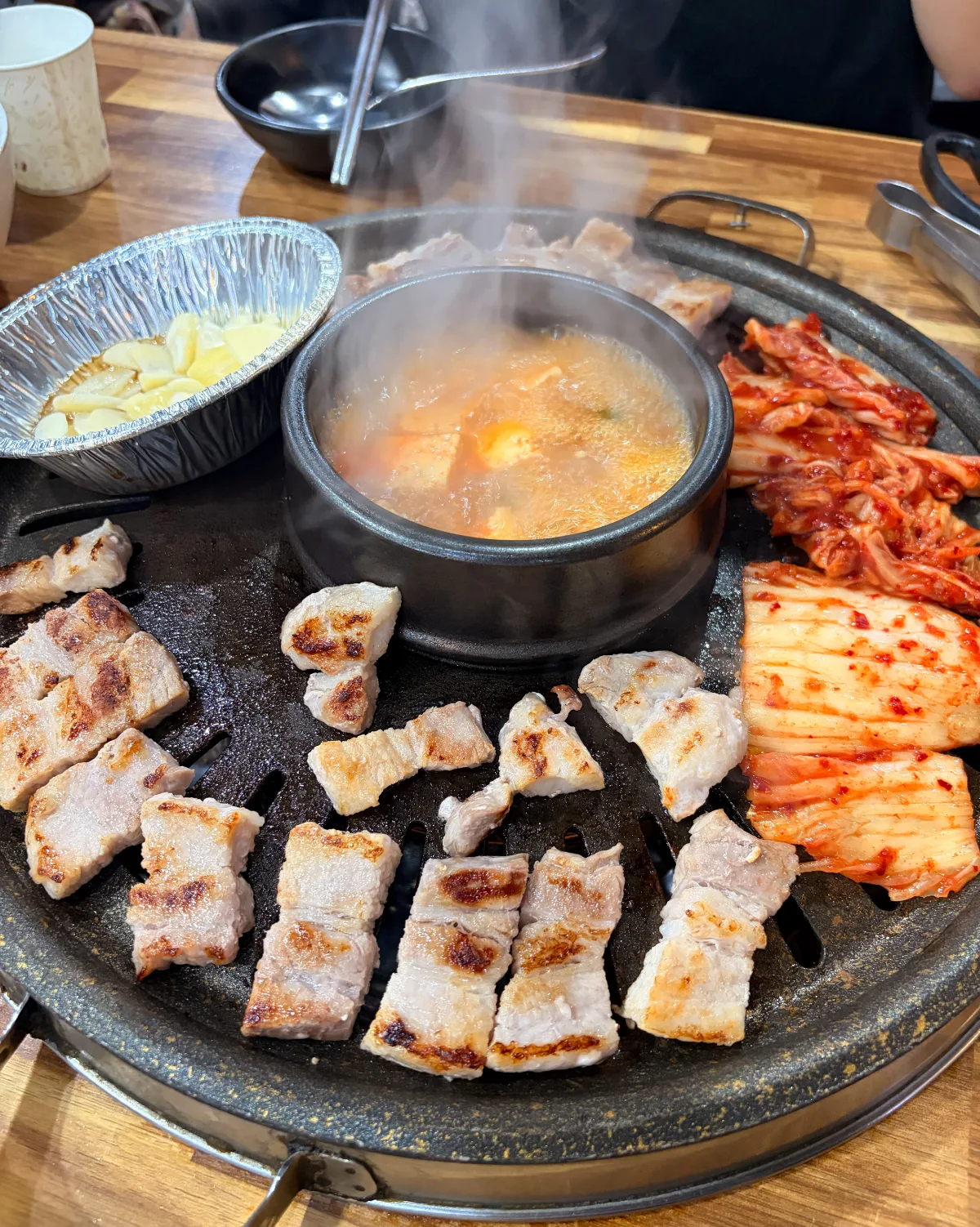 オントリセンコギ 弘大店 — 鉄板の豚肉と煮立つチゲ