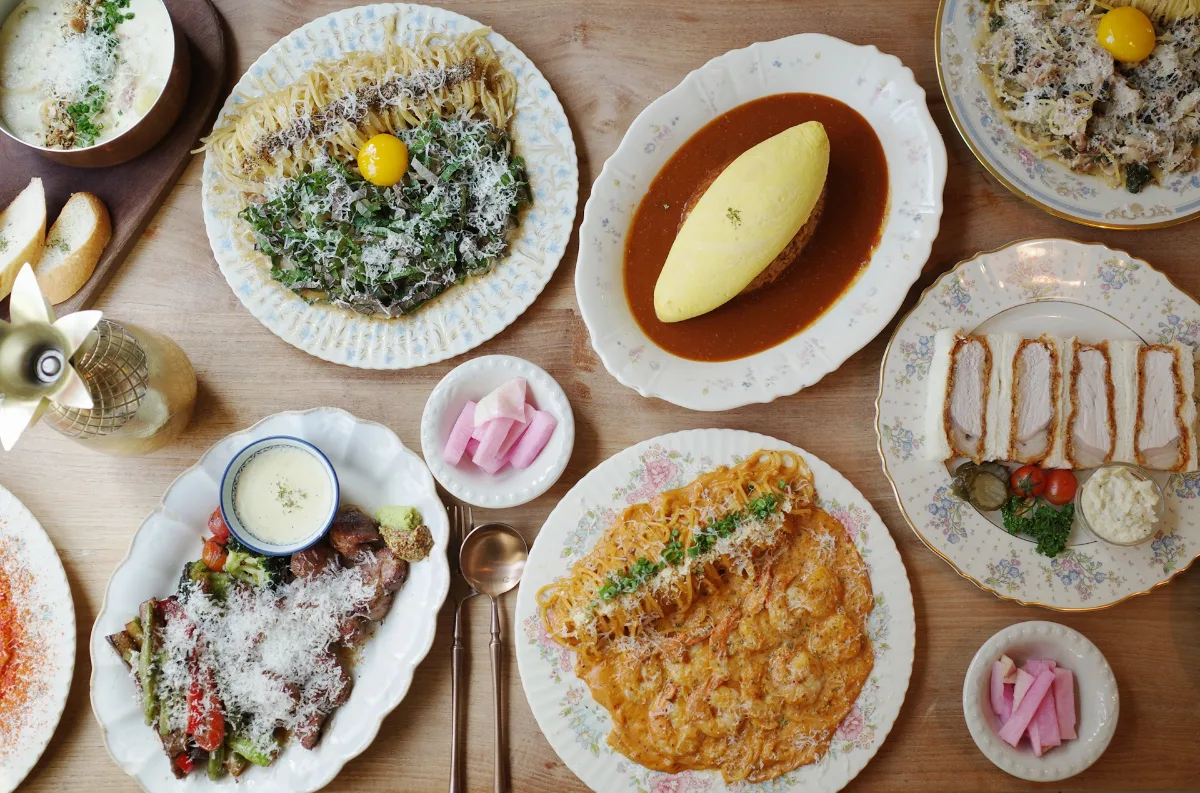 ウルチダラク — 木卓に並ぶパスタと洋食