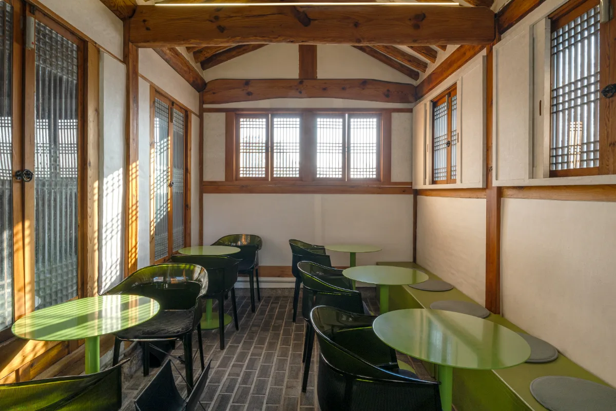 FRITZ 苑西店 — 木組みと緑の丸卓の客席