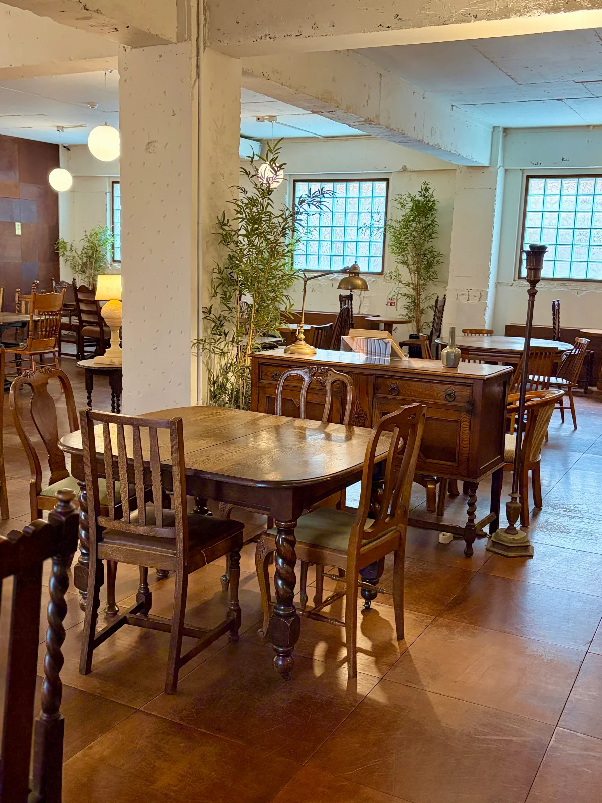 珈琲島 明洞店 — 木のテーブルが並ぶ店内