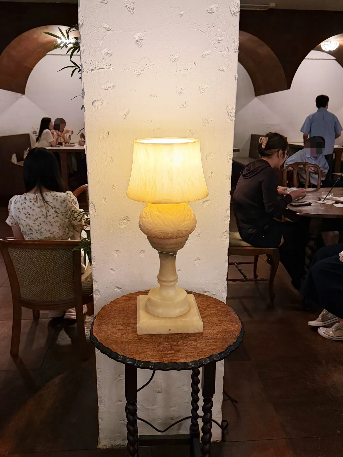 白いアーチとランプのある奥の席