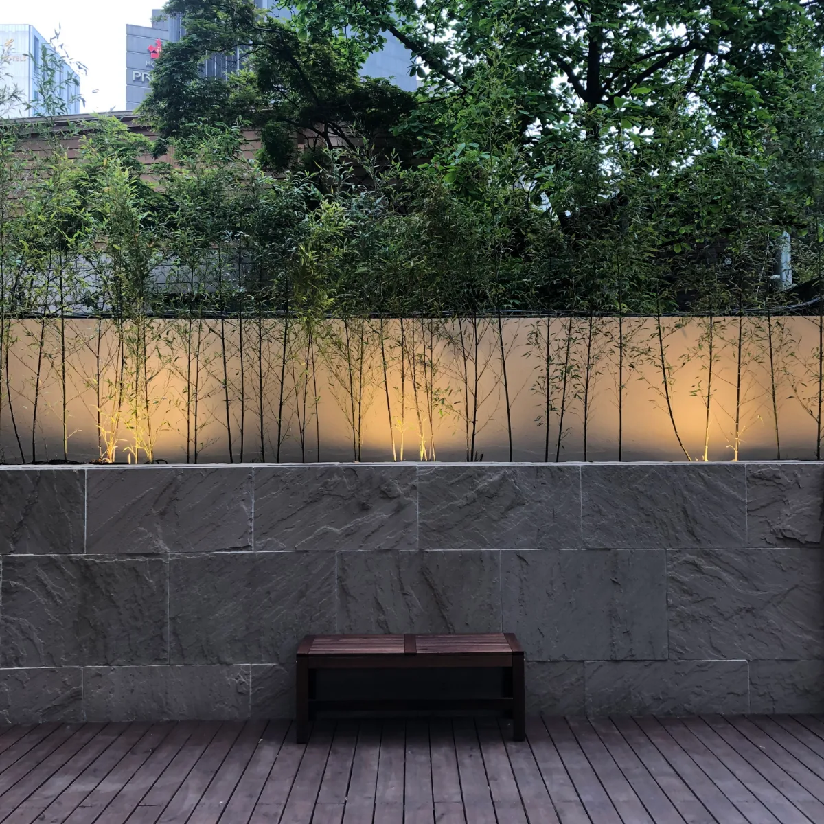 竹が植えられた石壁のテラス