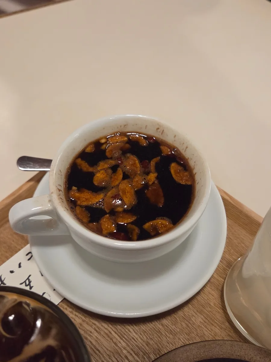 松の実を浮かべたサンファ茶