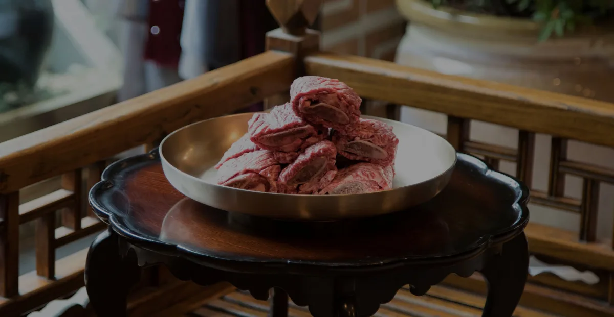 真鍮皿に盛った骨付き生肉