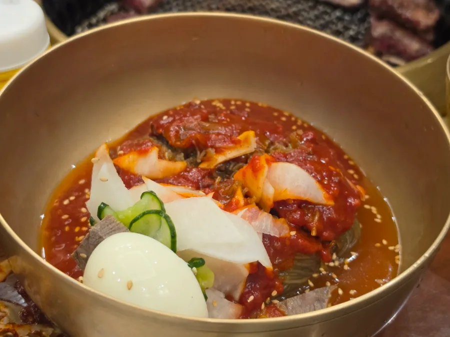 佳甫亭 — 赤いタレとゆで卵の冷麺