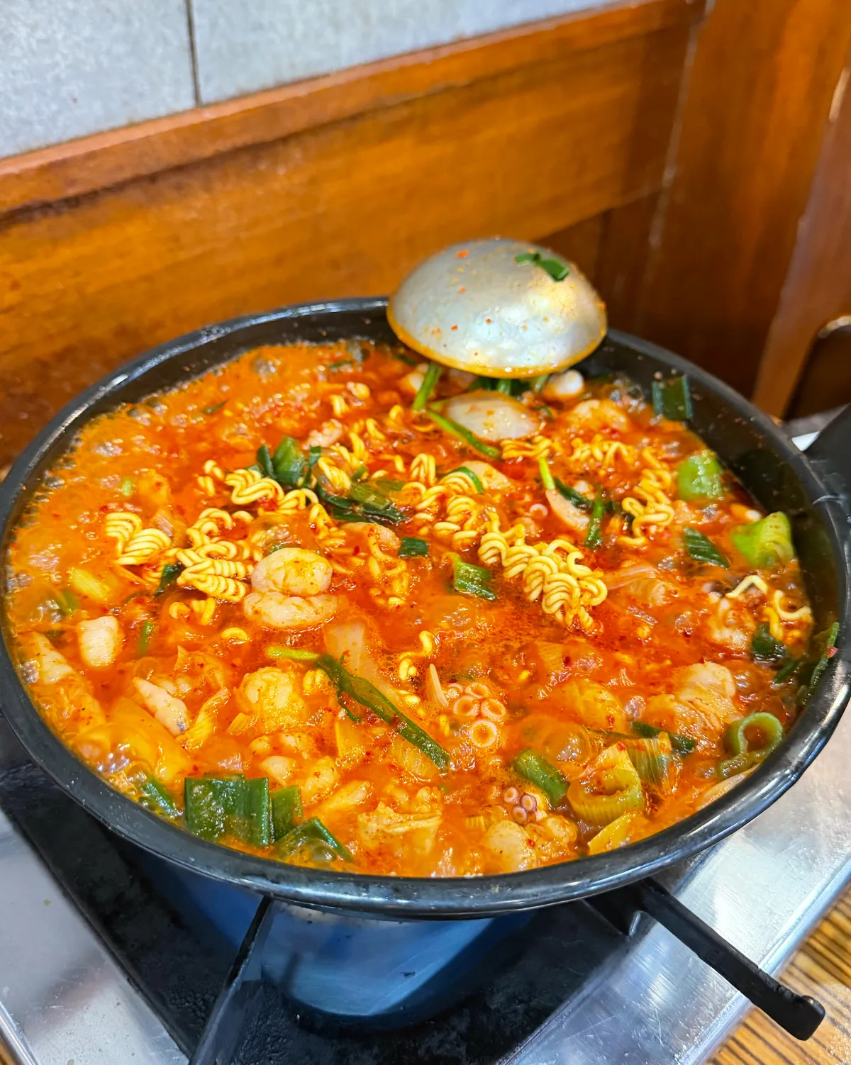 ケミチッ 西面本店 — ラーメン入りの赤い海鮮鍋