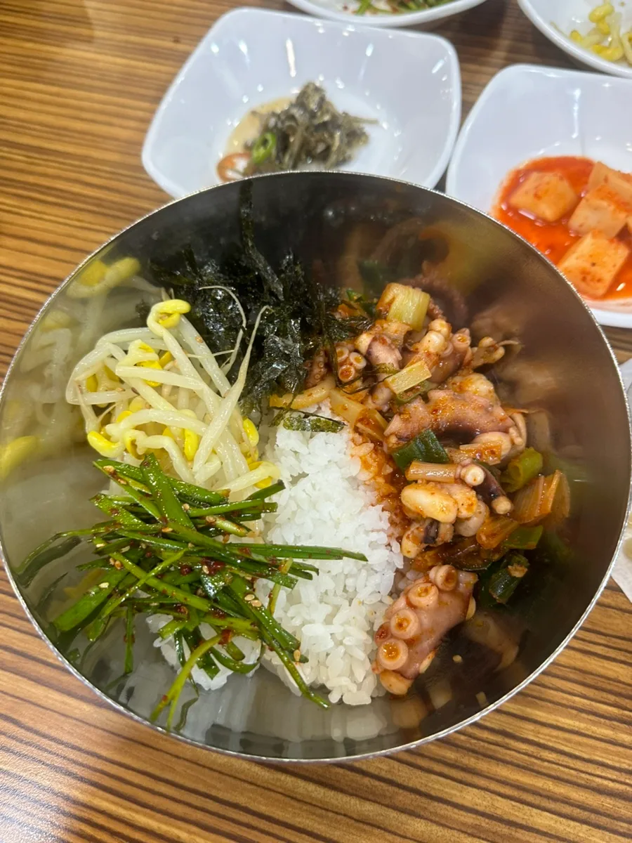 タコと薬味を添えたご飯