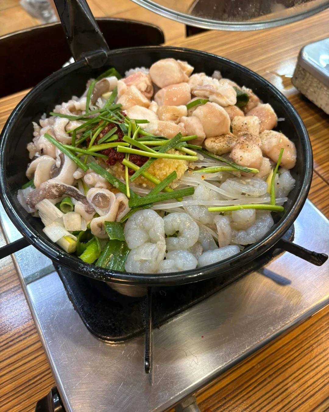 海鮮と春雨を盛った鍋