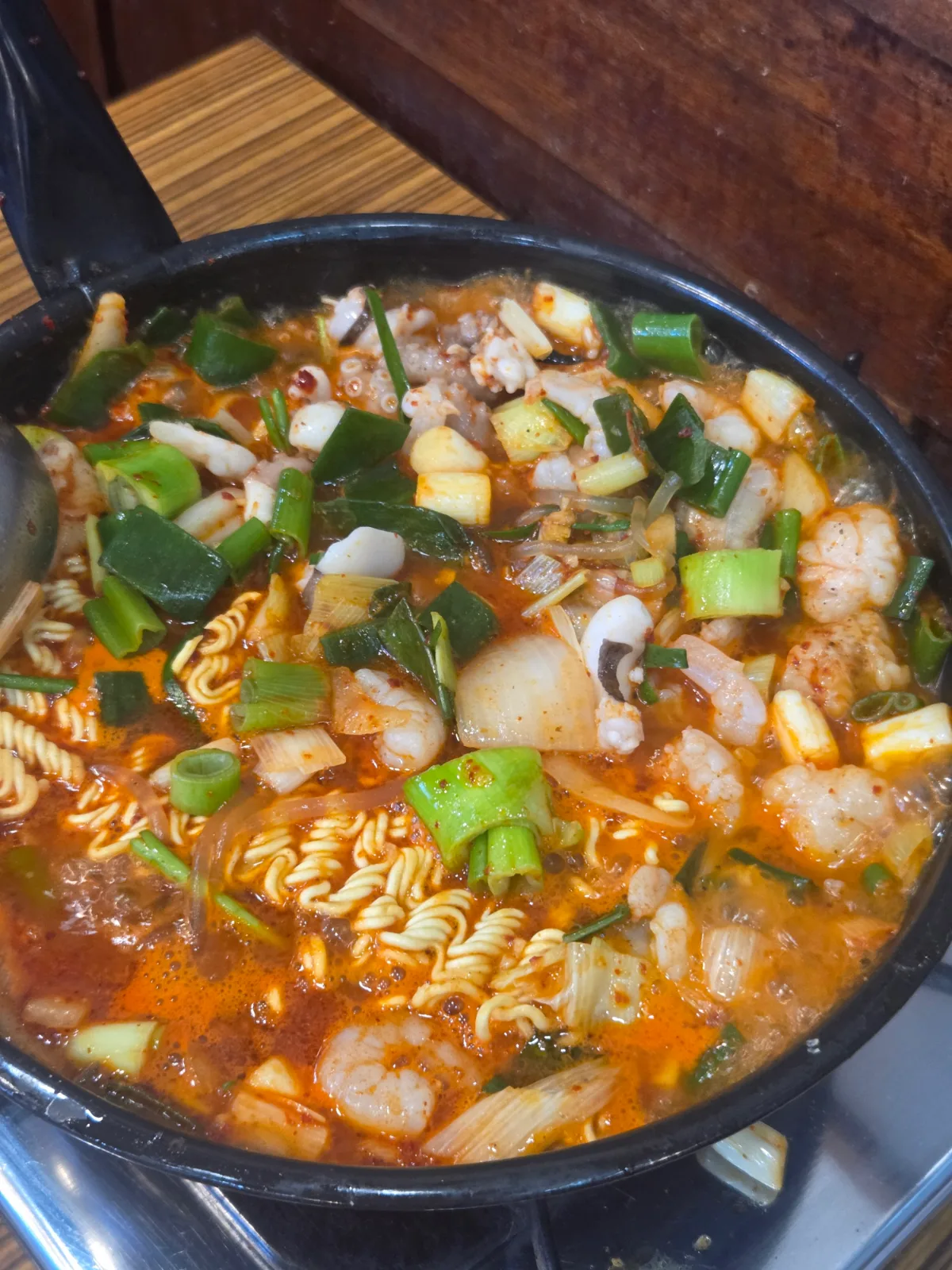 海鮮と麺が煮立つ辛味鍋