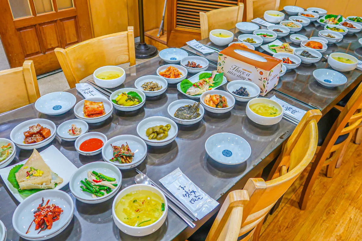 小皿料理が並ぶ木調の食卓