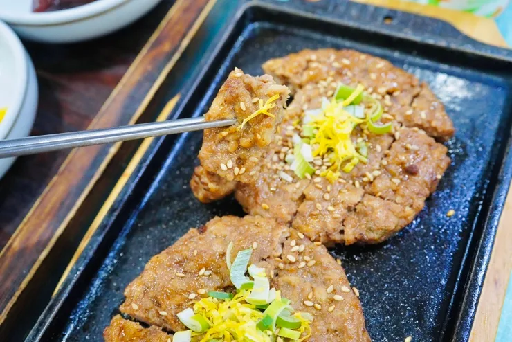 鉄板に並ぶ二枚の肉料理