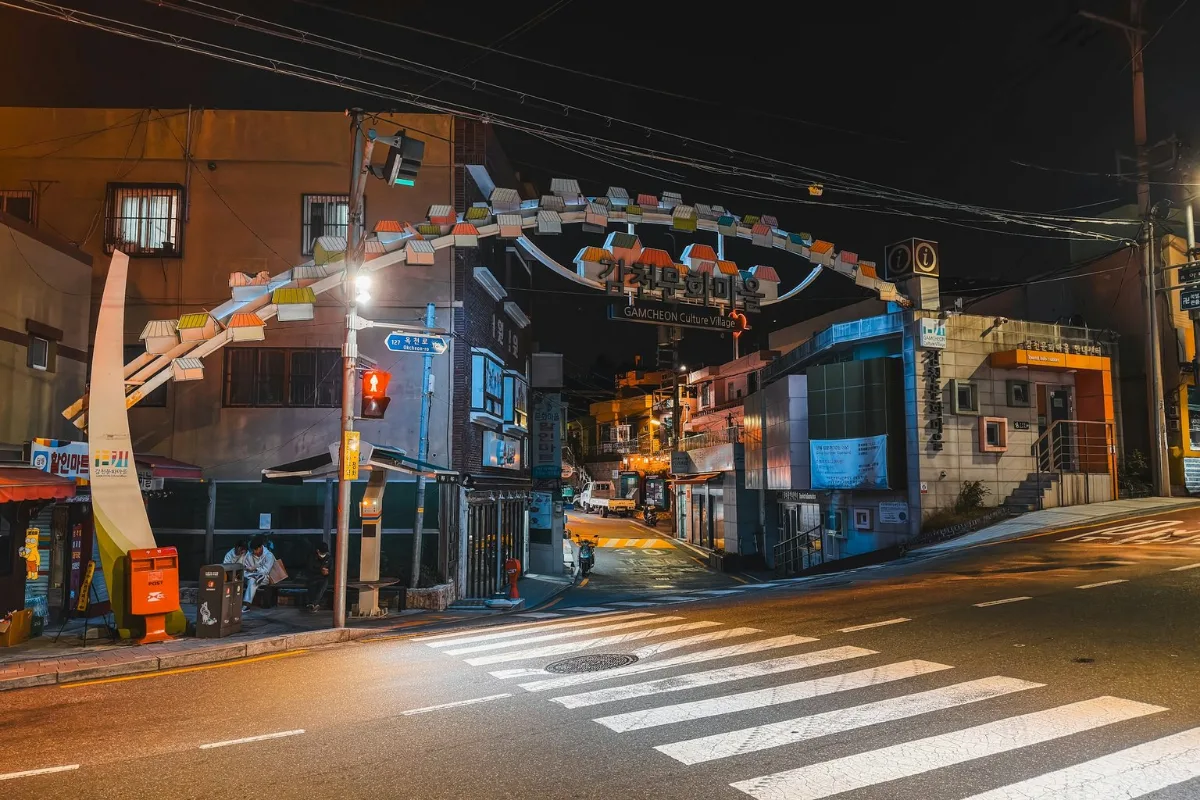 甘川文化村 — 灯る文化村ゲートと夜道