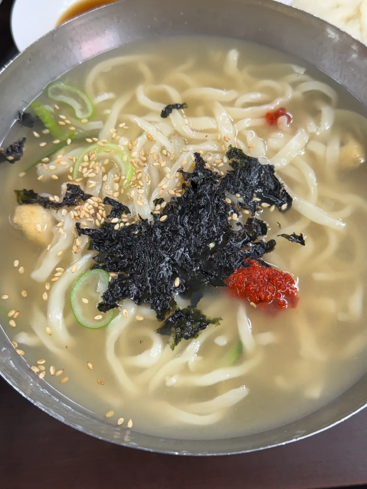 カメコル イェンナルソンワンマンドゥ＆ソンカルグクス 南大門本店 — 海苔と薬味をのせた麺スープ