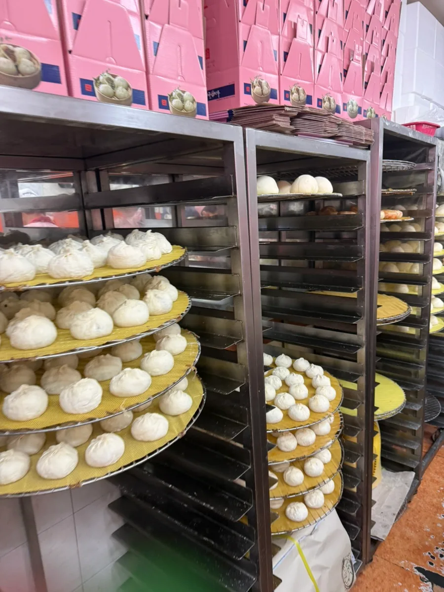 蒸しパンが並ぶ店内の棚