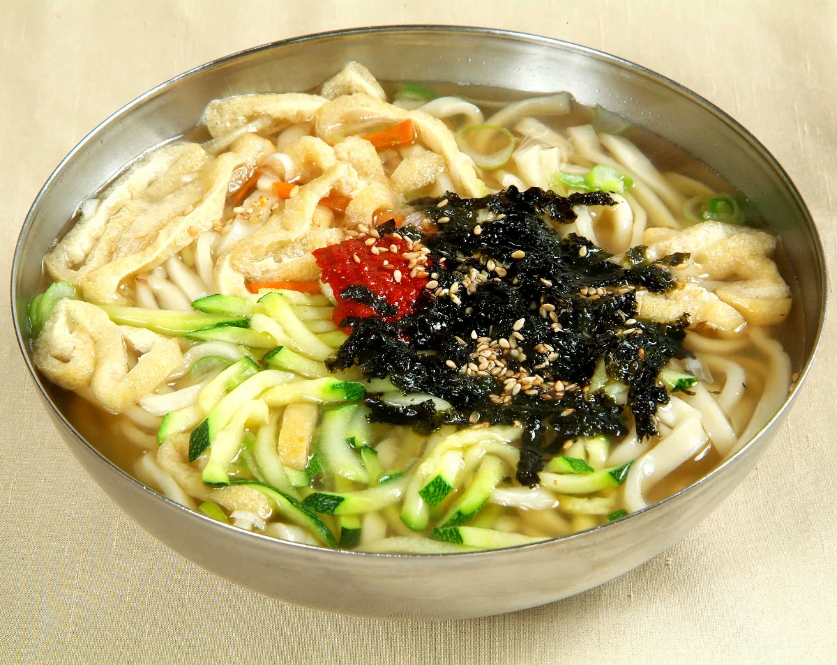 カメコル イェンナルソンワンマンドゥ＆ソンカルグクス 南大門本店 — ズッキーニをのせた太麺