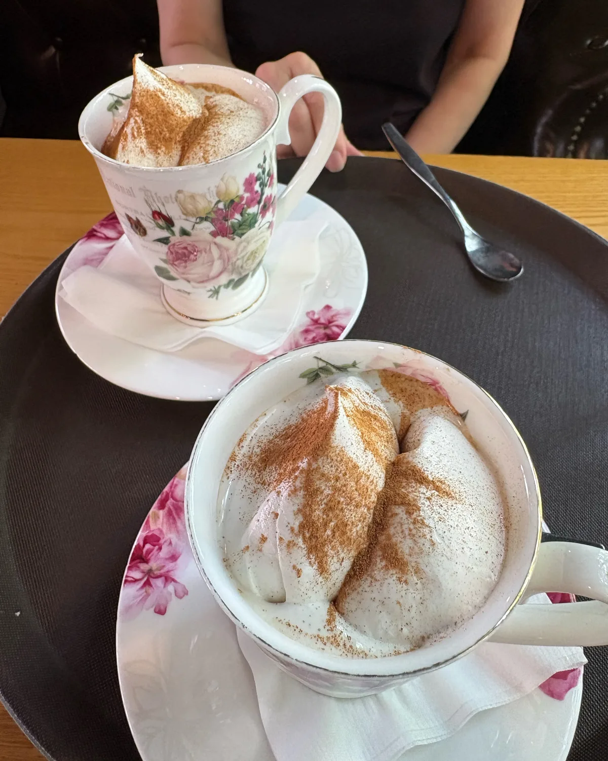花柄のカップに盛られたクリーム