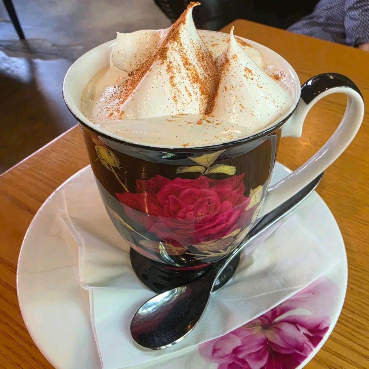 gamoo — シナモンを振ったクリームコーヒー