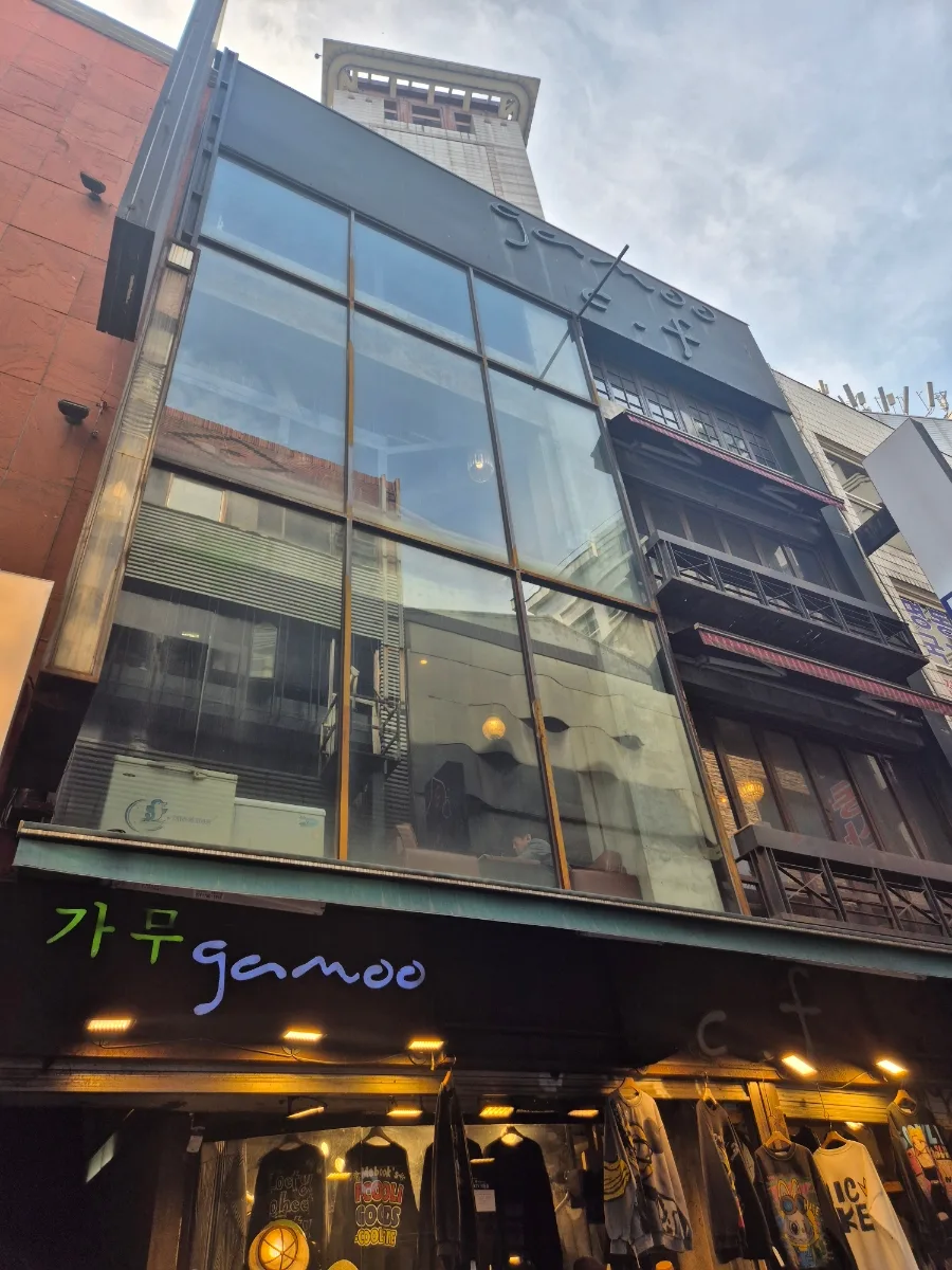 gamoo — gamooの看板がある建物