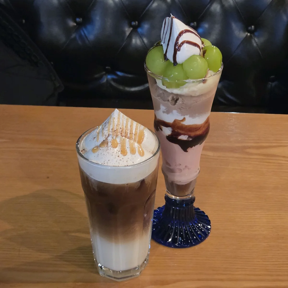 緑の果物を飾ったパフェ