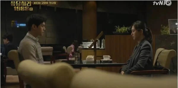 喫茶店で向かい合うボラとソヌ(tvN『恋のスケッチ~応答せよ1988~』より)