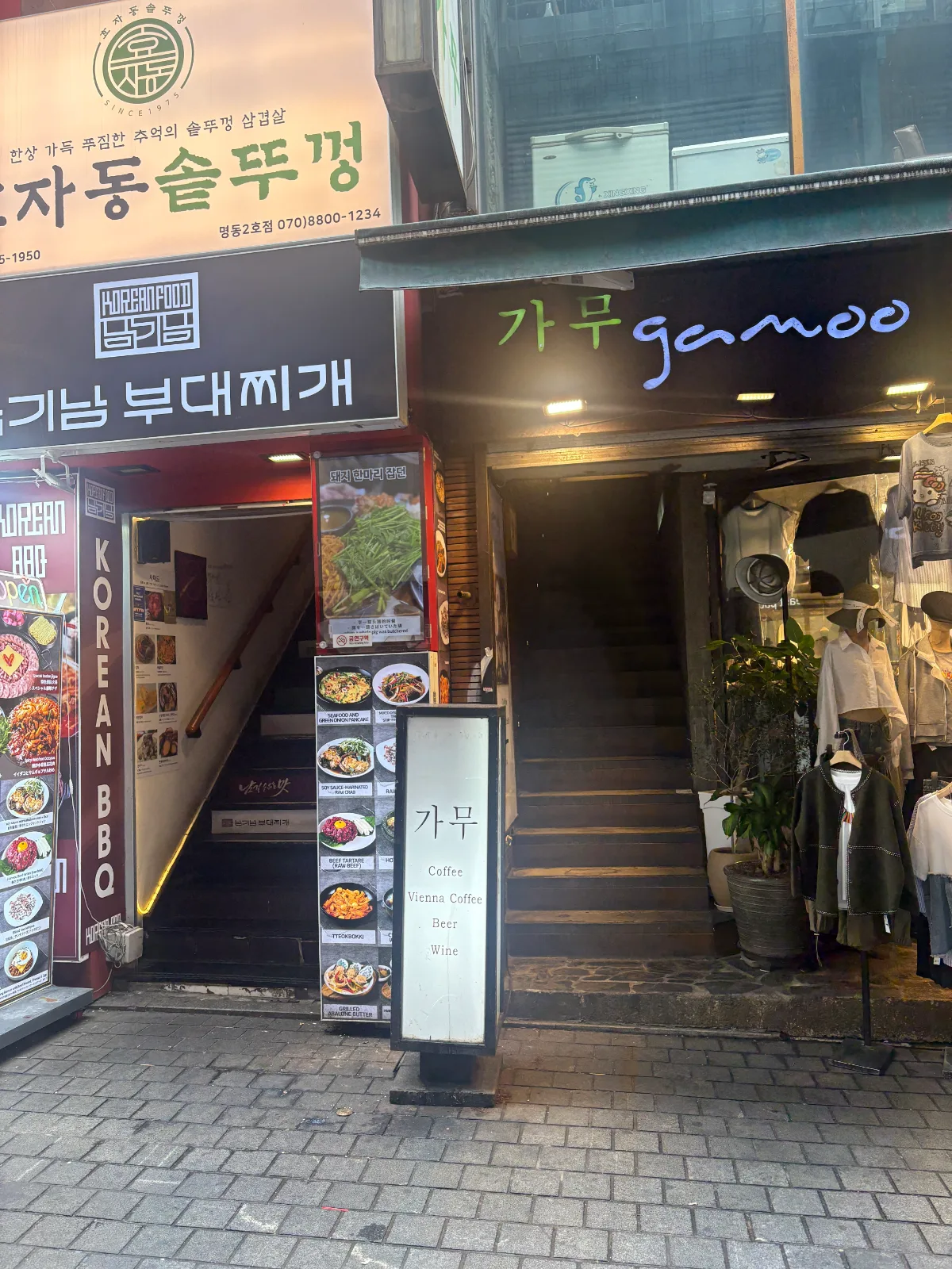 服屋の横にある「가무 gamoo」の階段入口