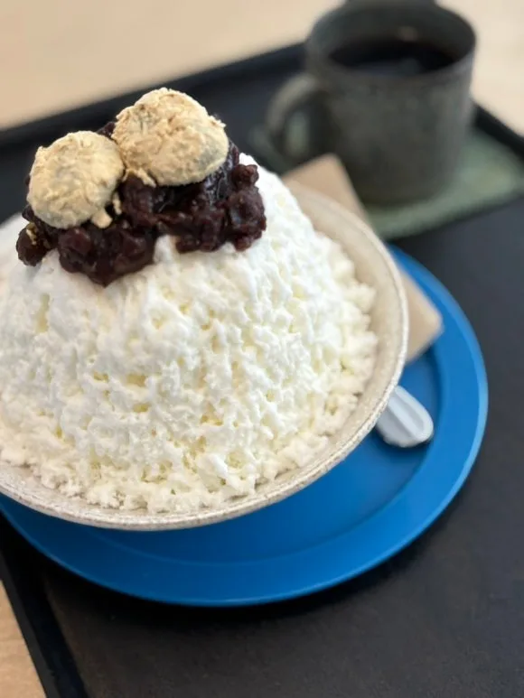 コチョ — 小豆と餅をのせた白いかき氷