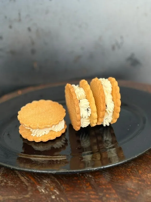クリームを挟んだ焼き菓子