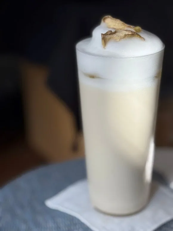 泡を重ねた白いミルク飲料