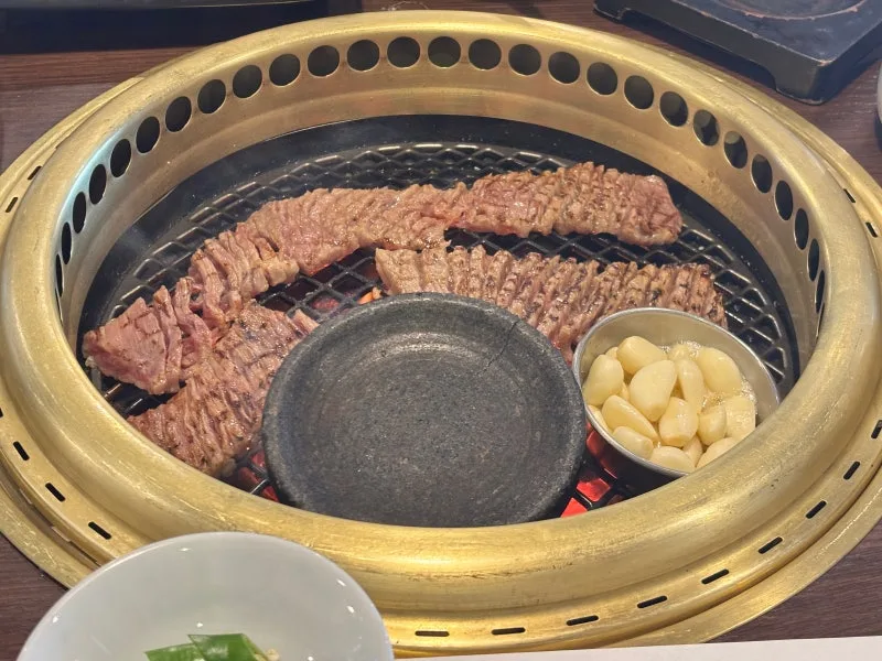 焼き網の上のカルビとにんにく