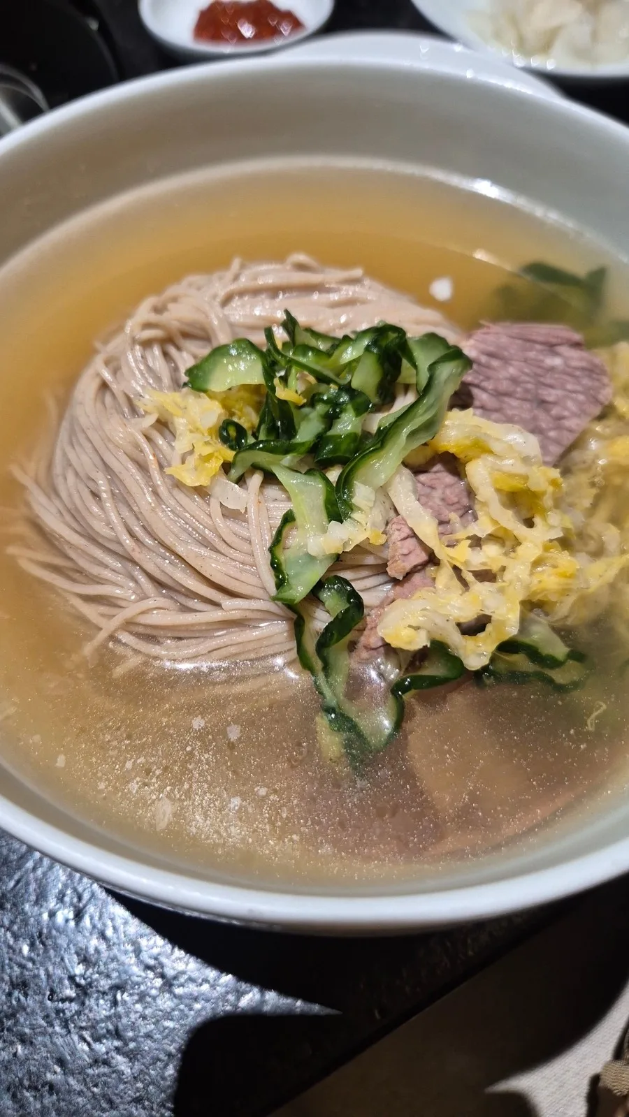 そば粉麺と牛肉、きゅうりの冷たいスープ