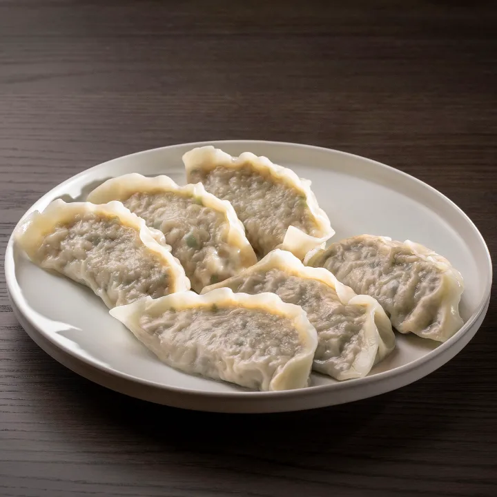 半透明の皮の茹で餃子6個