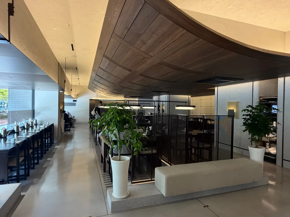 巨大コムタン 海雲台本店 — 観葉植物と曲線木目天井の広い客席