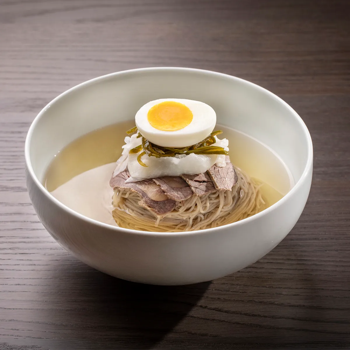 巨大コムタン 海雲台本店 — 半熟卵と牛肉の冷麺