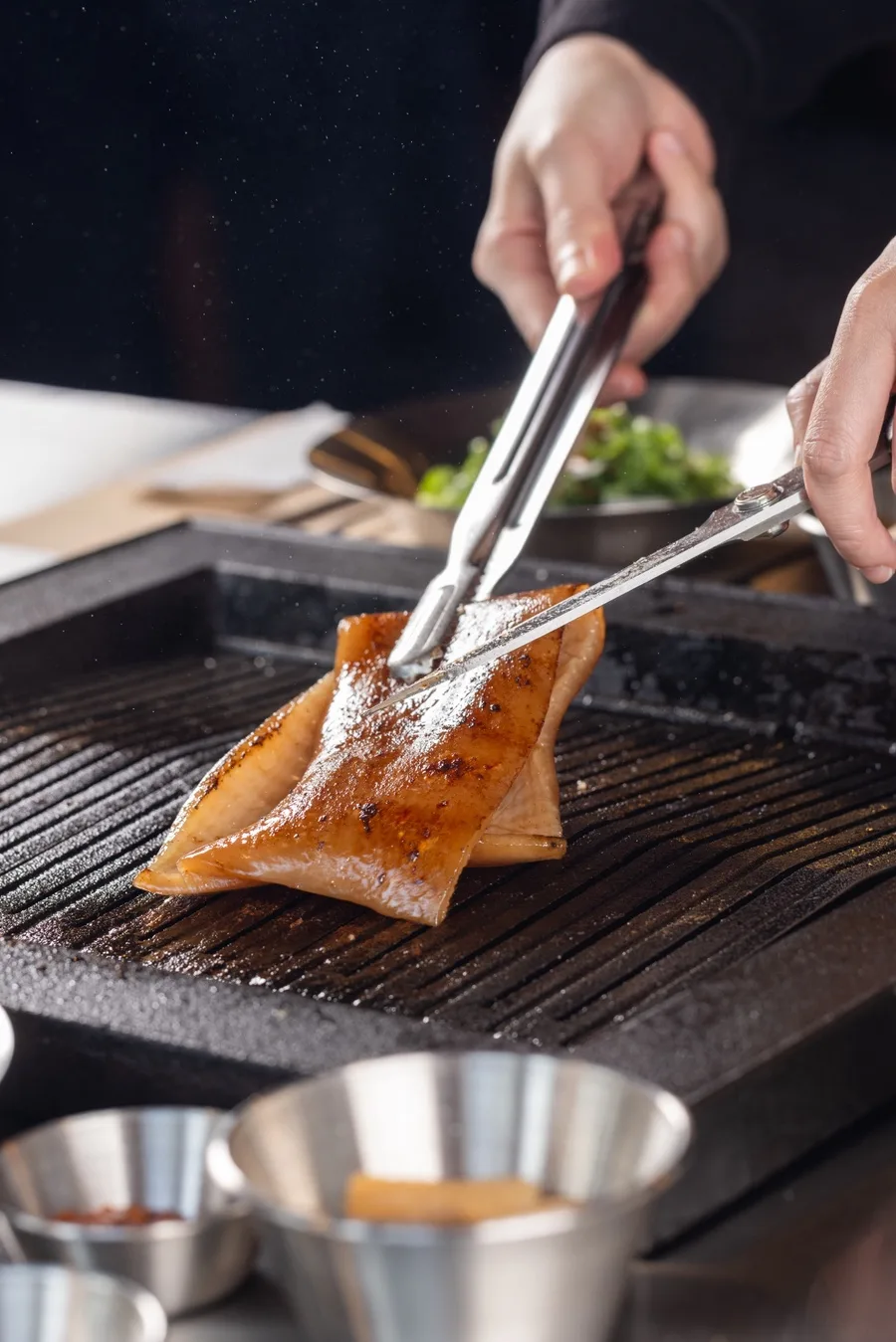 豚皮を焼きながら切る手元