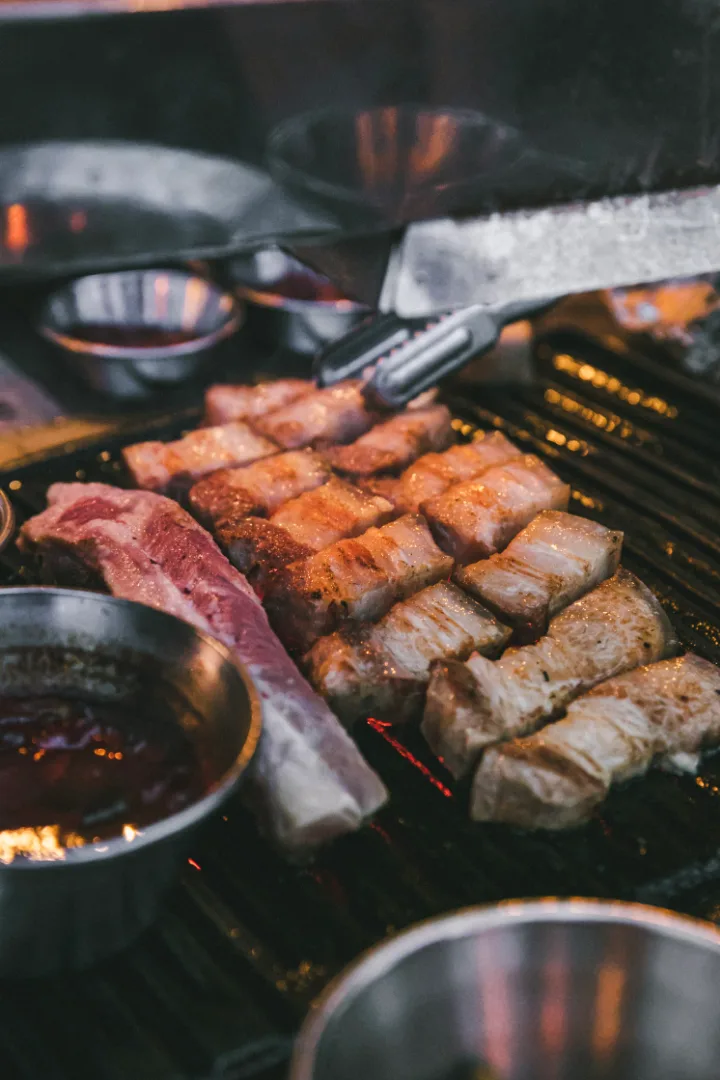 炭火で焼ける骨付き豚肉