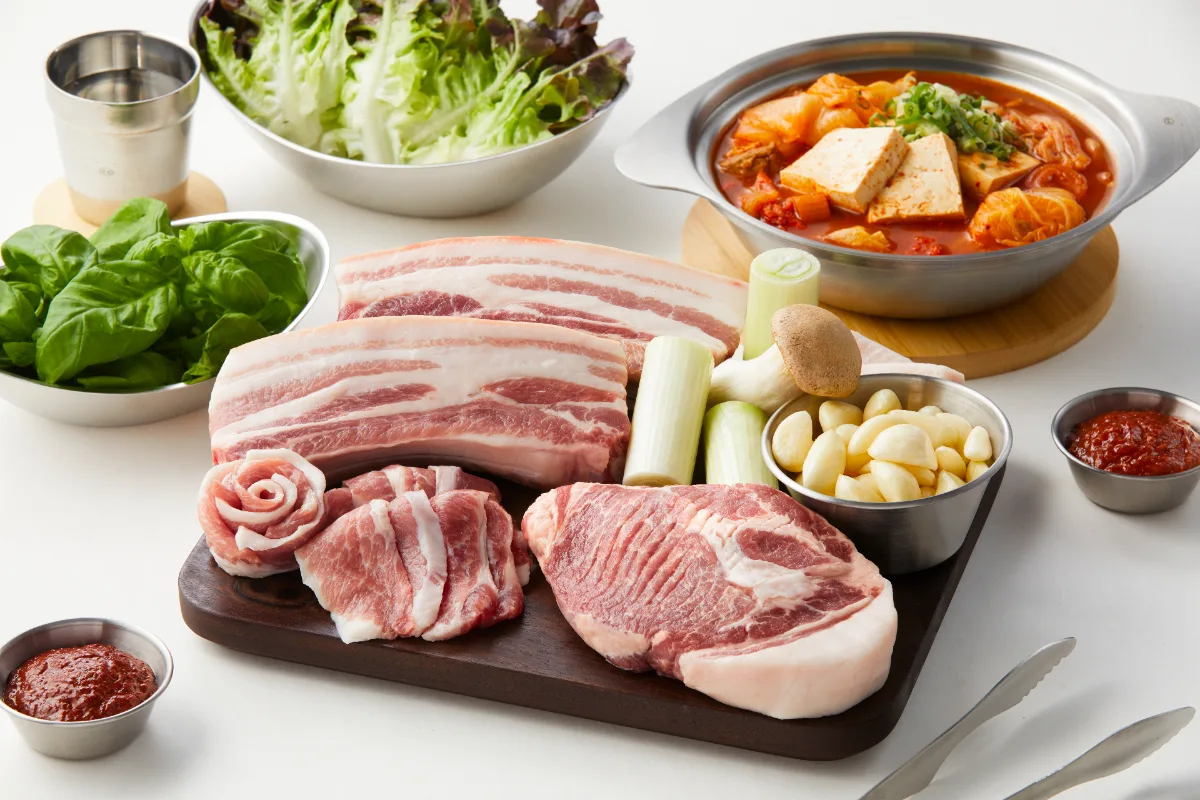 クムテジ食堂 — 生豚肉と野菜、チゲの盛り合わせ