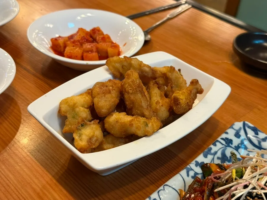皿に盛られたふぐ唐揚げ