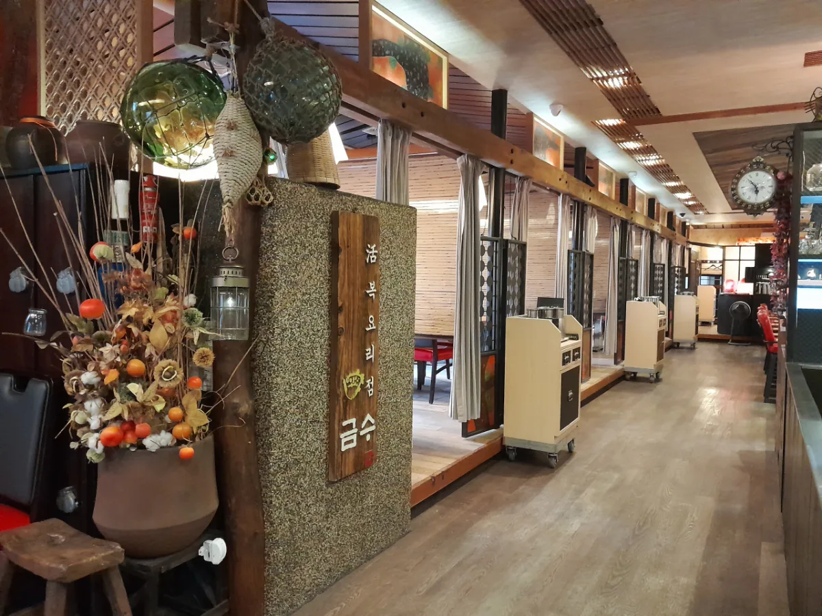 飾り壺と仕切り席が並ぶ店内