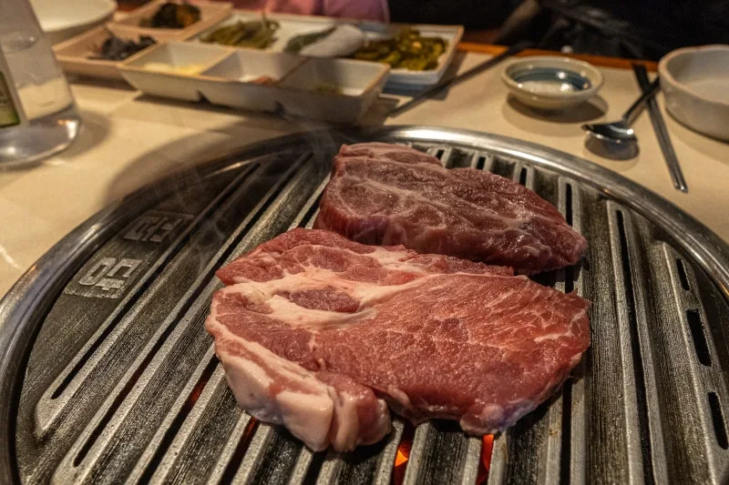 クッタン 新沙店 — 網の上の豚肩ロース