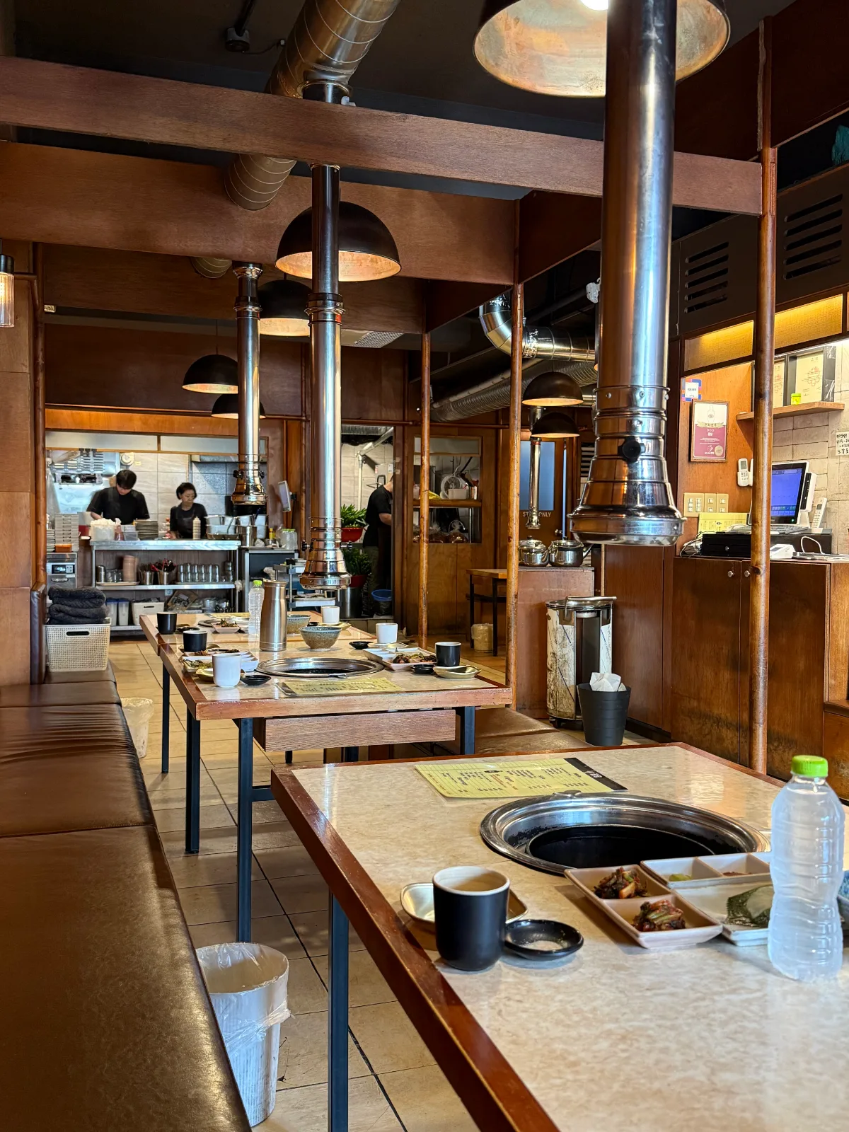 クッタン 新沙店 — 窓際の明るい席と焼き台